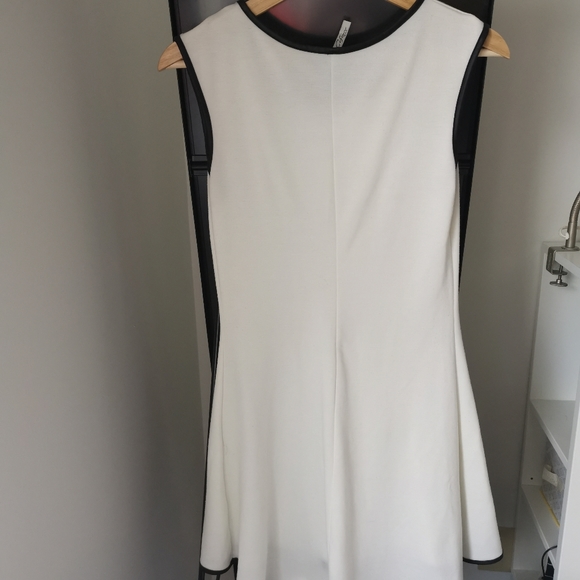 Summer casual white dress - Picture 2 of 2